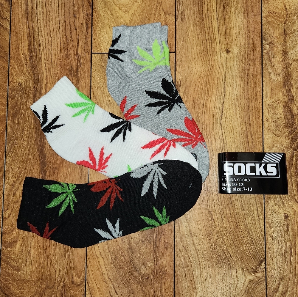 3/$18 weed leaf ankle socks